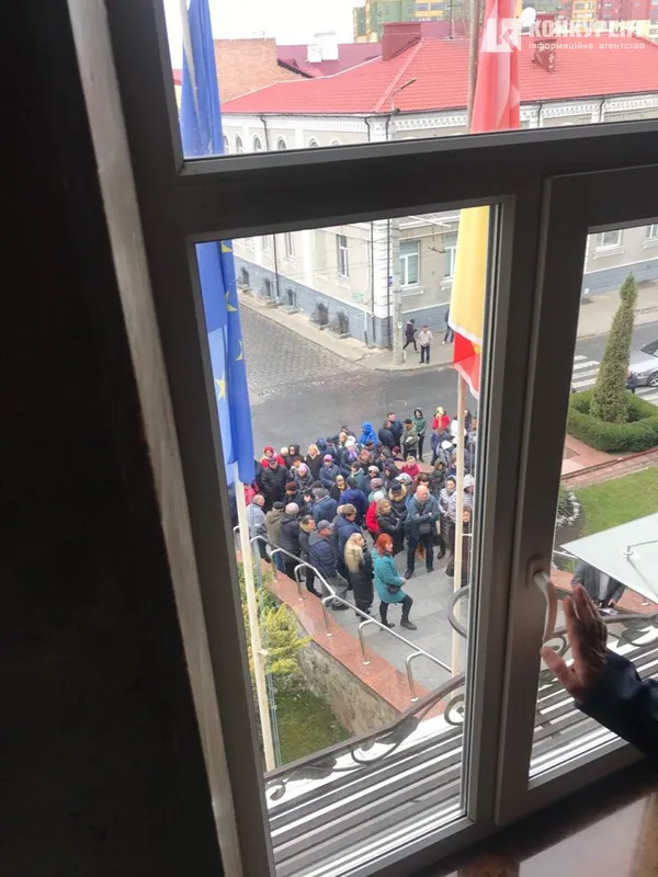 Під Луцькрадою – мітинг підприємців зі Старого ринку (фото, оновлено)