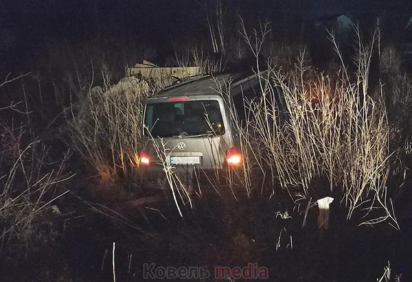 На Волині вночі бус збив дорожній знак і злетів у кювет (фото)