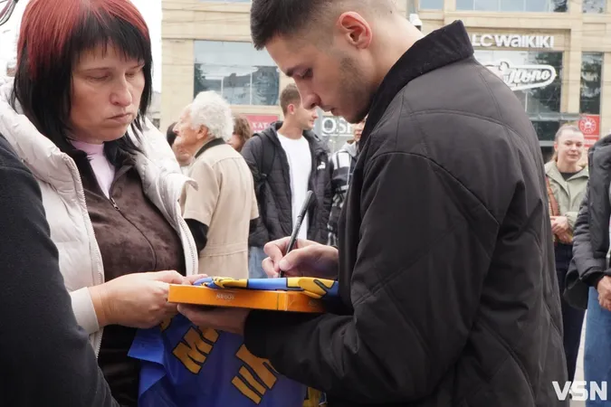 «Для мене це вже моя реальність»: у Луцьку зустріли Павла Літвіна після 50 місяців російського полону (фото)