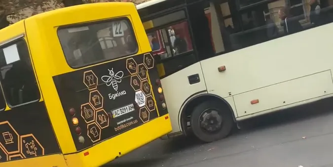 У Луцьку біля ЦУМу зіткнулися дві маршрутки (відео)