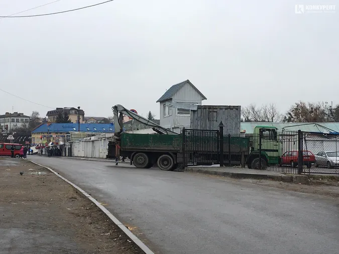 «Не ламайте, заберу»: на Старому ринку тривають демонтажі (фото)