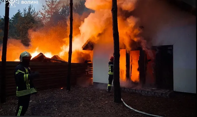 Три пожежі за добу: на Волині горіли господарська споруда, дача і крамниця (фото)