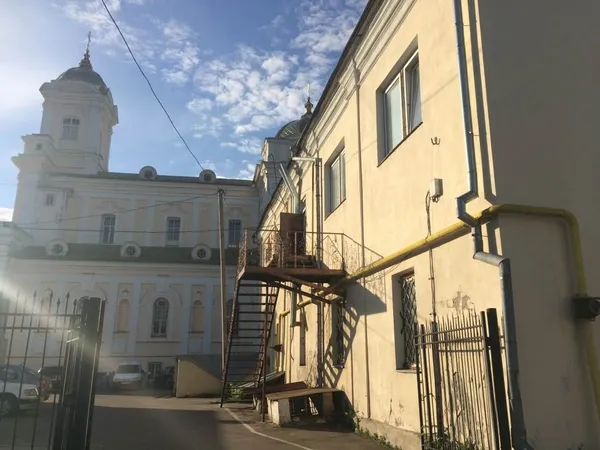 Ліворуч - храм. Праворуч - колишній монастир бернардинів