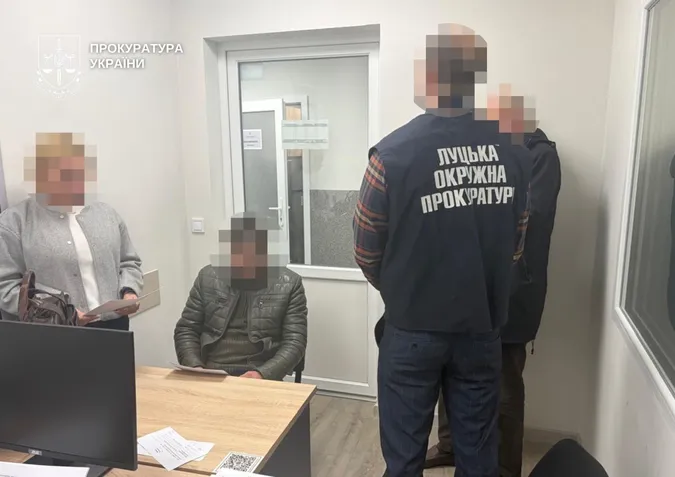 Замість домашнього арешту – СІЗО: у справі про хабар у 30 тис. доларів луцького чиновника взяли під варту