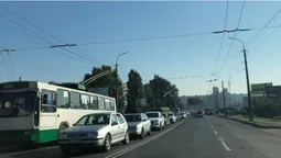 На шляхопроводі біля «Там Таму» – аварія: утворився затор (фото, відео)