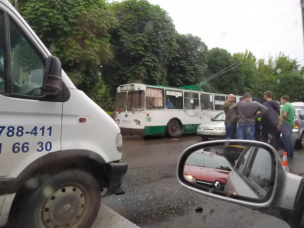 Аварія на Перемоги в Луцьку: утворився затор (фото)