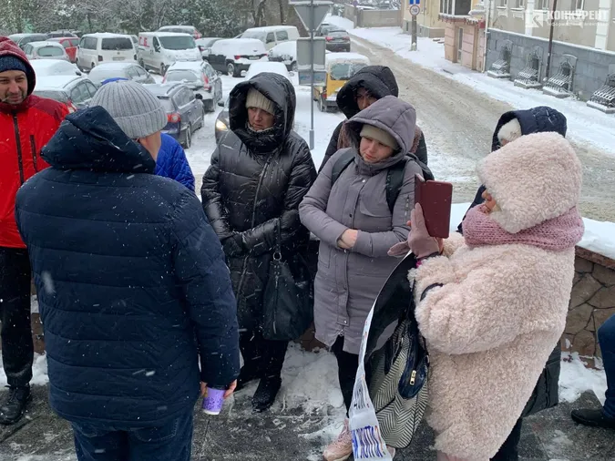 Активісти й військові прийшли під Луцькраду та вимагають у влади виділити більше коштів на воїнів (фото)