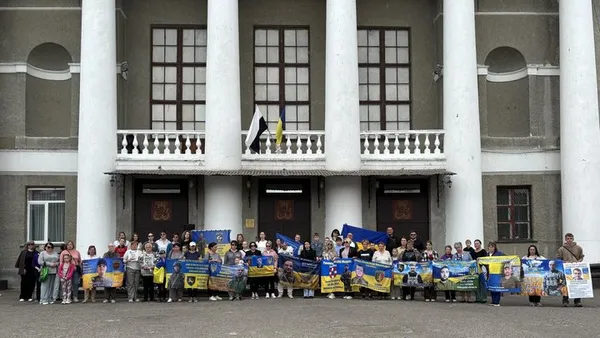 «Важливо, щоб нас почули»: у селищі на Волині – перша акція на підтримку безвісти зниклих військових (фото)