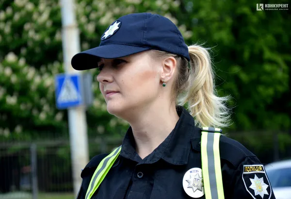 Зніми навушники: у Луцьку на переходах розмістили попереджувальні знаки (фото)