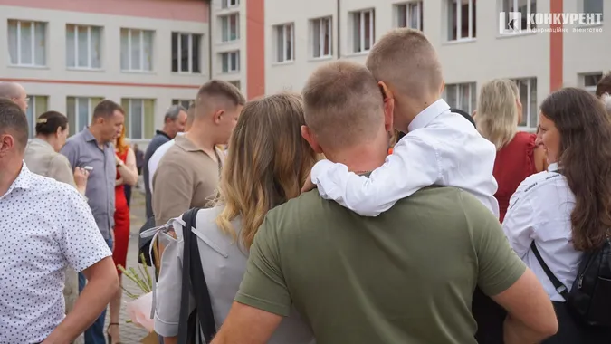 Як відзначили перший дзвоник у Луцькому ліцеї №9 (фото)