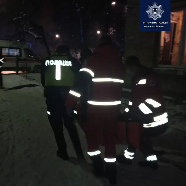 У Луцьку люди отруїлися газом: патрульні допомагали медикам їх шпиталізовувати (фото)