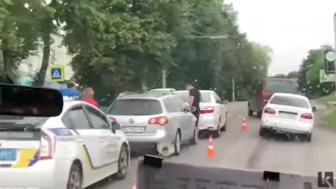 У Луцьку перед пішохідним переходом Volkswagen «в'їхав» у Toyota (відео)