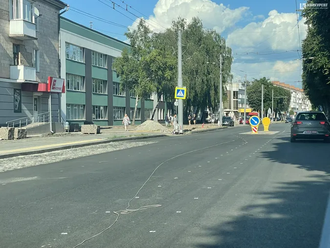У Луцьку на проспекті Волі починають наносити дорожню розмітку (фото)