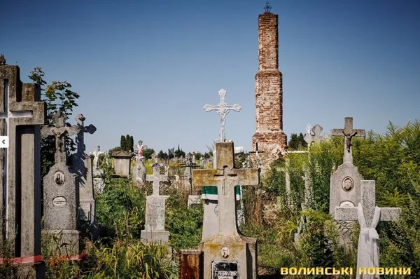 Відрубані руки статуї і загадкова гробниця: чим дивує одне з найстаріших кладовищ Волині (фото)