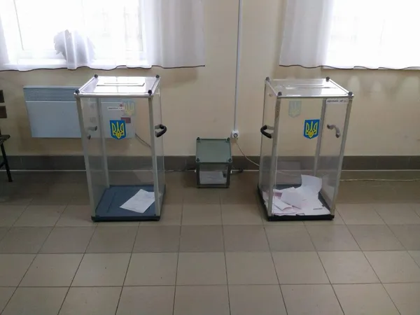На Волині зафіксували перші порушення на виборах (фото)
