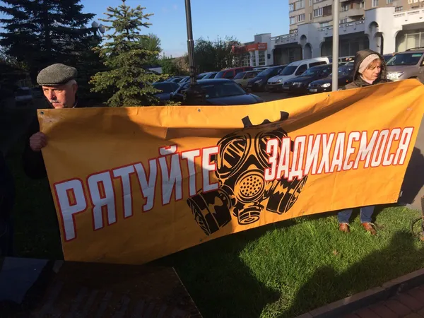 Під Волинською ОДА – десятки людей з плакатами (фото)