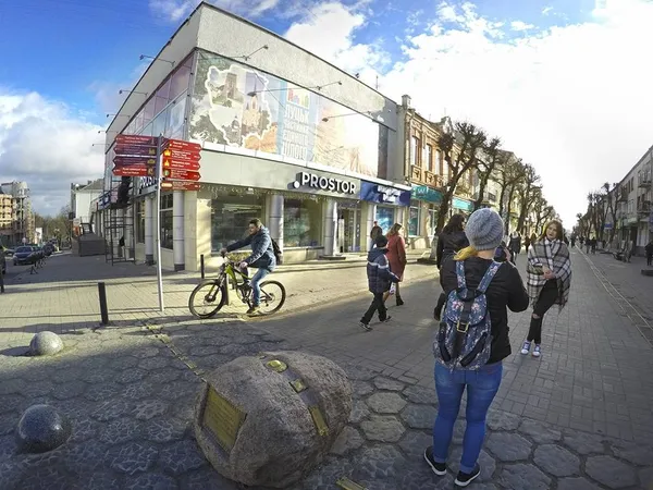 У центрі Луцька демонтували 30-метрову  вивіску (фото)