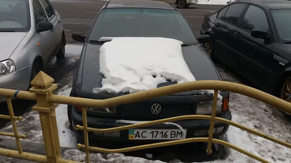 У центрі Луцька майже рік стоїть «нічийне» авто (фото)