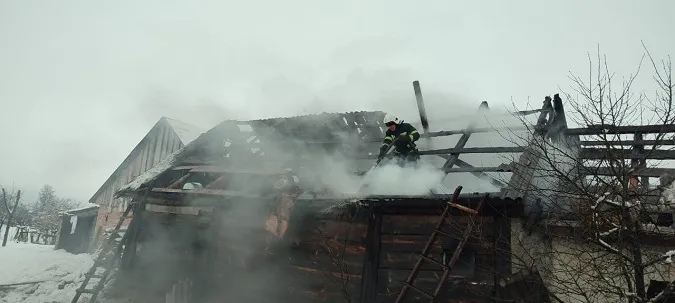 На Волині через коротке замикання загорілась господарська будівля (фото)