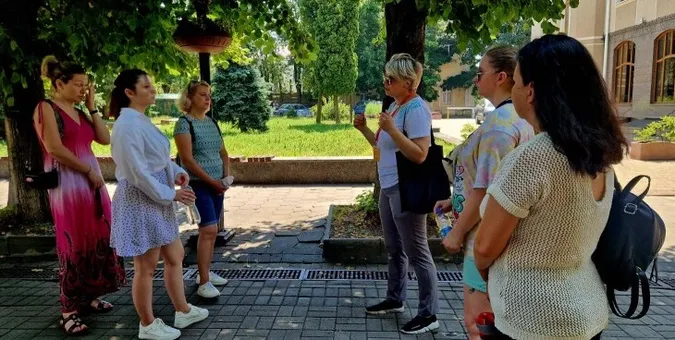 У Луцьку жінок кличуть на «терапевтичну прогулянку» Старим містом