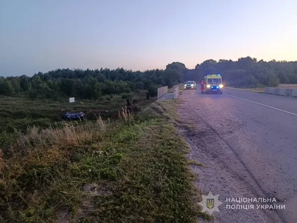 Авто злетіло з дороги і перекинулось: біля Згоран в аварії травмувалися троє людей
