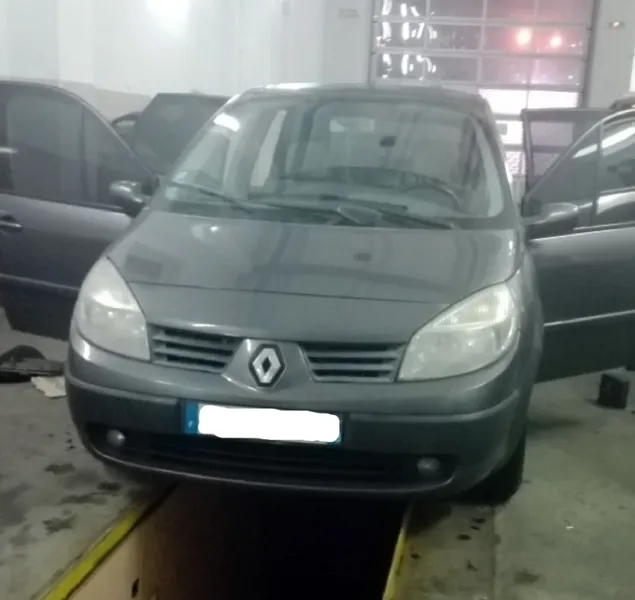 На Волині через контрабандні сигарети у португальця забрали авто (фото)