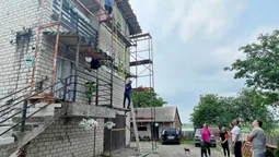 У громаді на Волині ремонтують дах будинку для патронатної родини з 22 дітьми (фото)