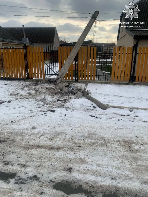 Влетів в електроопору і втік: на Волині упіймали водія-порушника