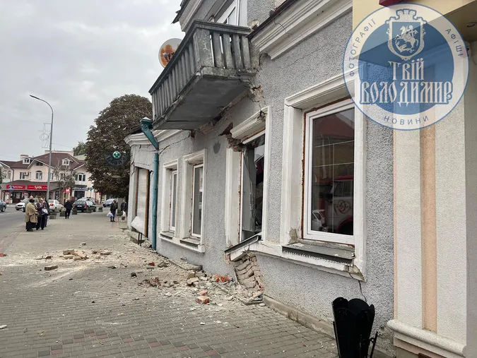 У Володимирі-Волинському обвалилася двоповерхова будівля в центрі міста (фото, відео)