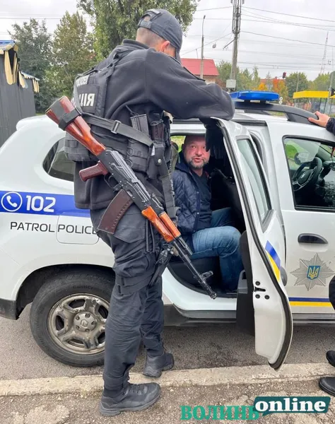 Хотів курити: у Луцьку затримали неадеквата, який розбив вітрину кіоску (фото, відео)