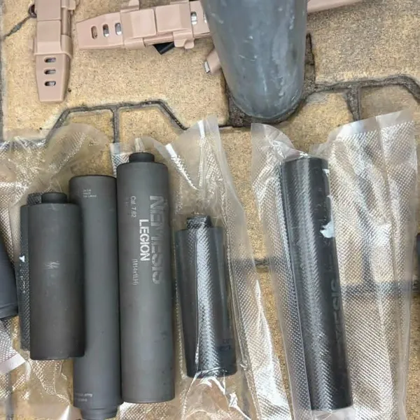 На «Устилузі» у поляка знайшли ножі, глушники та рожевий магазин для набоїв