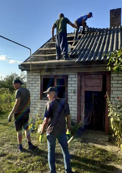 Завали розбирали всім селом: показали руйнування після збиття БПЛА на Волині