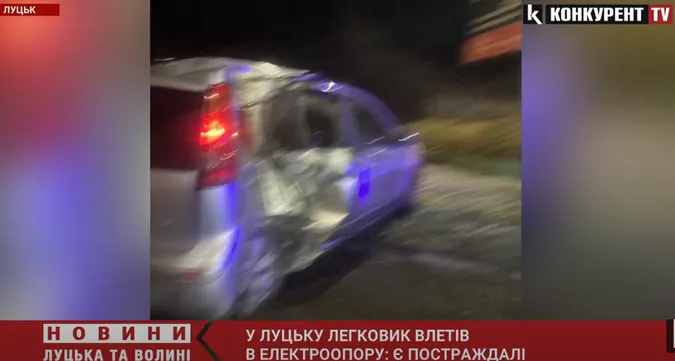 У Луцьку Nissan влетів у стовп – є постраждалі (відео)