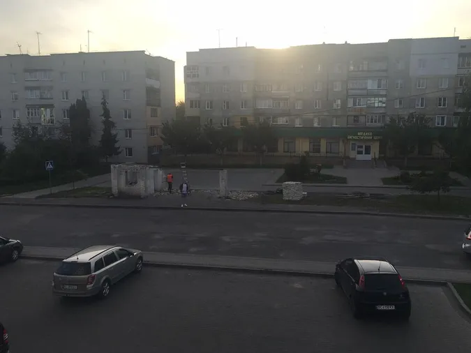 У Луцьку розібрали «діряву» зупинку на Теремнівській (фото)