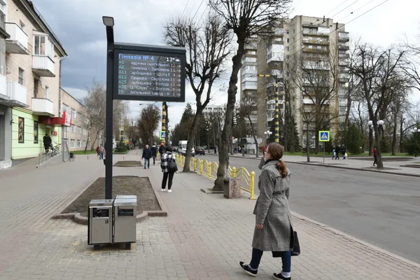 На луцьких зупинках побільшало інформаційних табло (фото)