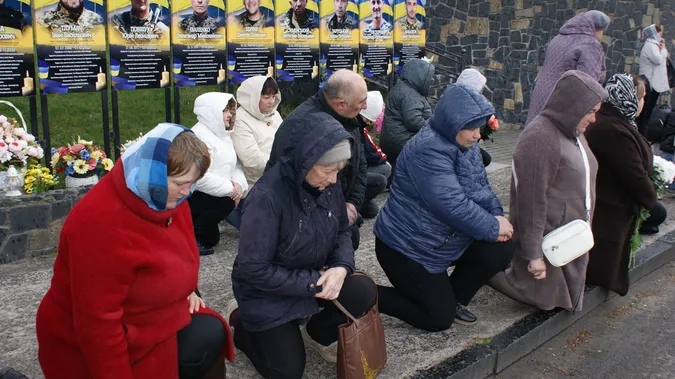 До останнього подиху – за Україну: Рожищенська громада попрощалася з Героєм Сергієм Мандзюком (фото)