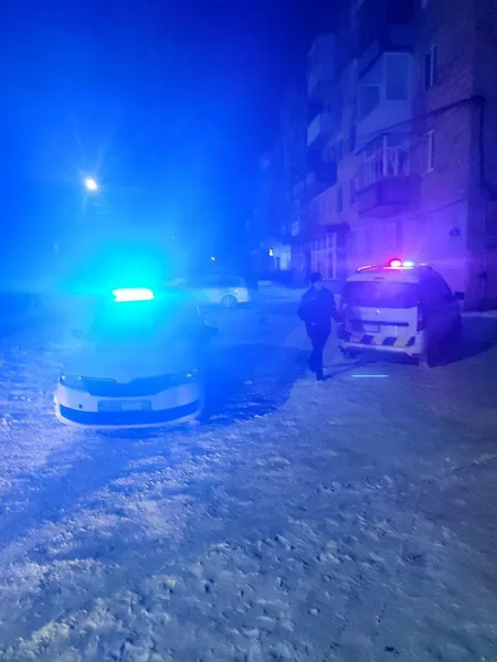 У Луцьку в під'їзді будинку знайшли пакет з невідомою речовиною – територію огородили (фото)