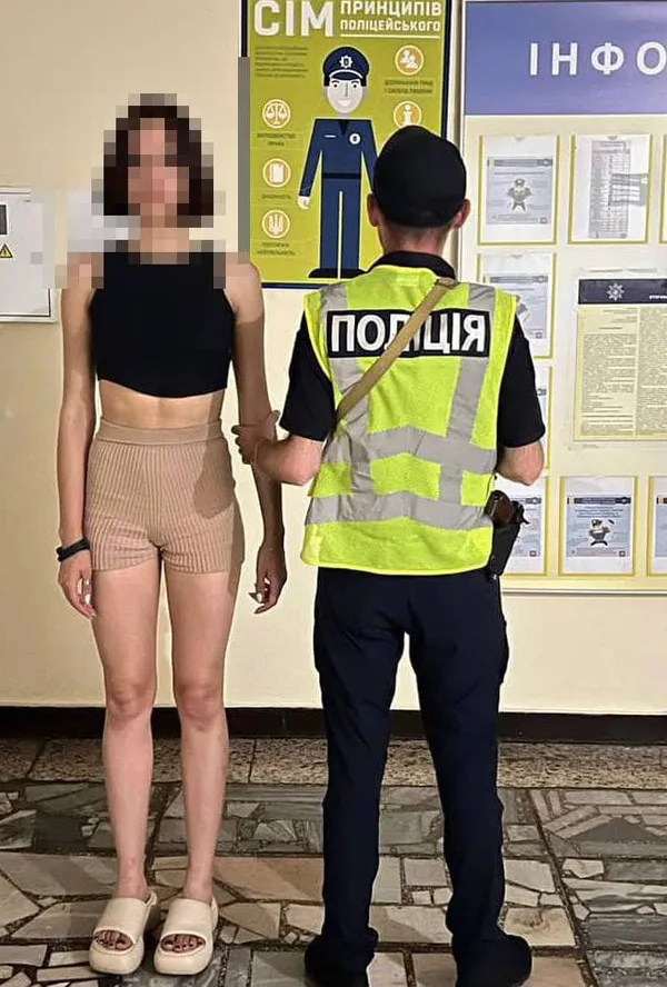 Танці на могилах бійців: у Києві затримали двох сестер (фото)