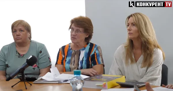 Працівниця комбінату, яка відмовилась називатись (по центру)