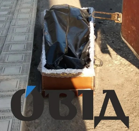 Тіло чоловіка, який помер від коронавірусу, рідні самі виносили з лікарні у мішку (фото, відео)