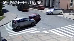 На перехресті в Луцьку – аварія: зіткнулися два легковики (відео)