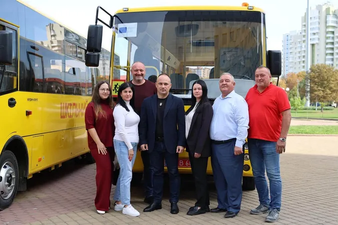 Громадам Волині передали чергову партію нових шкільних автобусів (фото)
