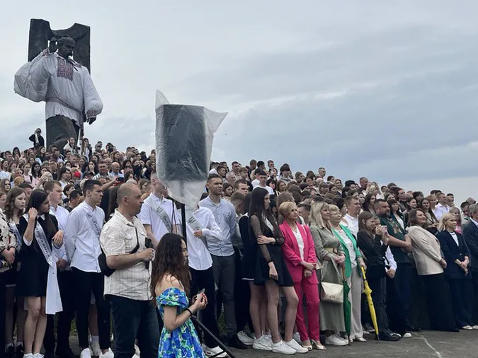 На Волині біля гігантського Шевченка покружляли випускники (фото)