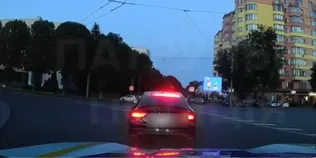 Залишив авто й тікав пішки: у Луцьку затримали водія, позбавленого прав на 22 роки (відео)
