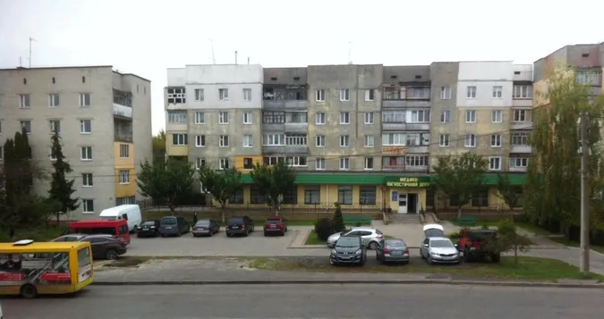 Теремнівська: водії паркуються просто посеред газону (фото, відео)