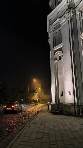 Тривожно-таємничий нічний Луцьк у світлі ліхтарів (фото)
