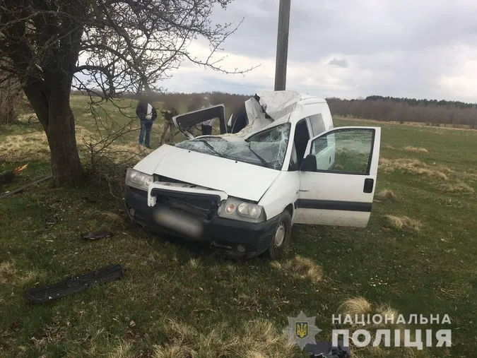 Водій був п'яний: на Волині у ДТП загинула жінка, ще двоє людей – травмовані (фото, відео)