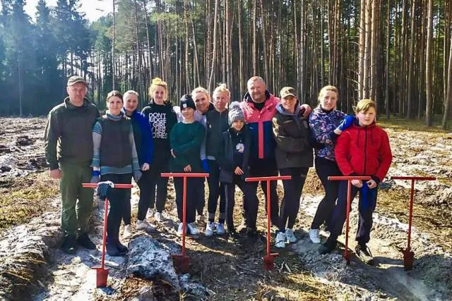 На Волині вимушені переселенці садять молодий ліс (фото)