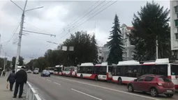 Рух ускладнений: у Луцьку зупинилися тролейбуси (фото)