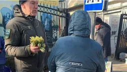 У Луцьку на ринку зловили жінку, яка продавала заборонену черемшу (фото)